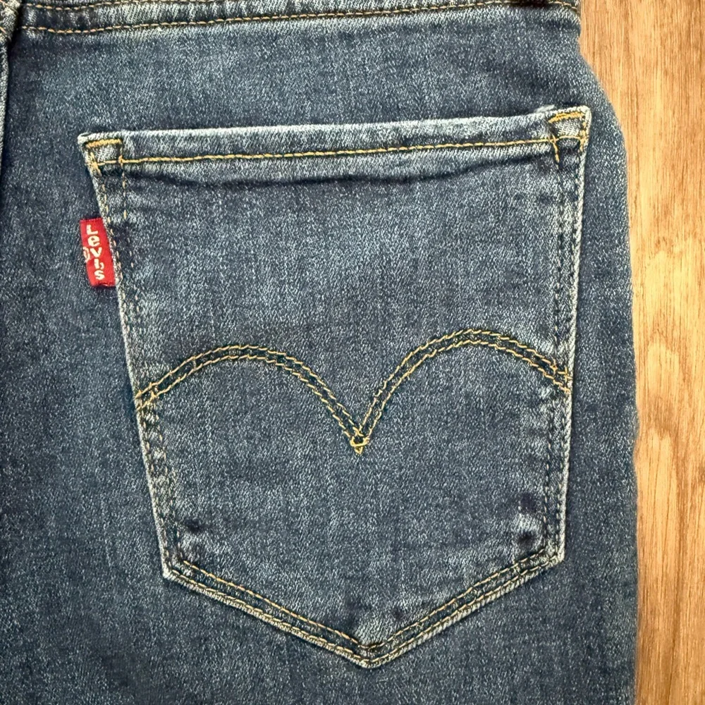 NWT Levi's 724 High Rise Slim straight Jeans Catch Me Outside. Size 24